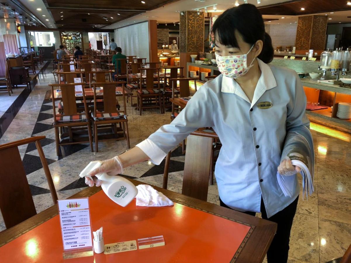 Hotel Royal Chihpin Wenquan Exterior foto A restaurant employee wearing a face mask and gloves in Jakarta, Indonesia