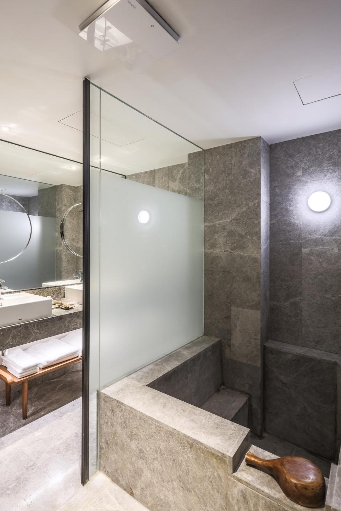 Hotel Royal Chihpin Wenquan Exterior foto A bathroom with a glass shower enclosure