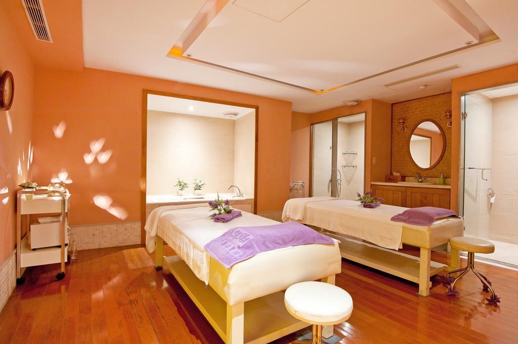 Hotel Royal Chihpin Wenquan Exterior foto A treatment room at the spa