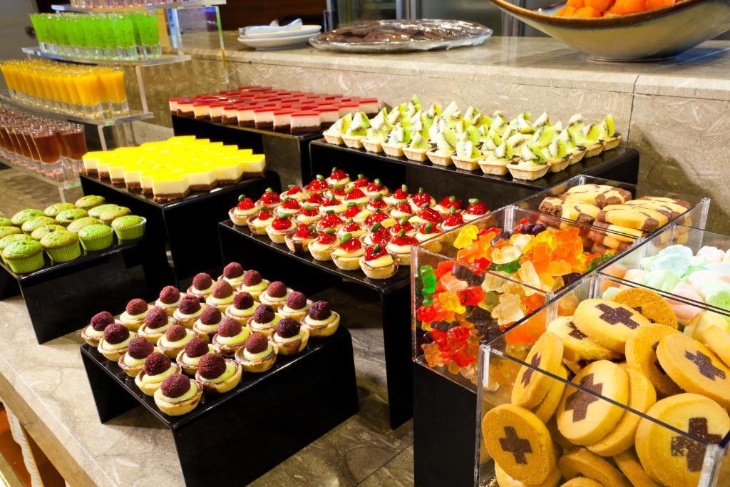 Hotel Royal Chihpin Wenquan Exterior foto A dessert buffet